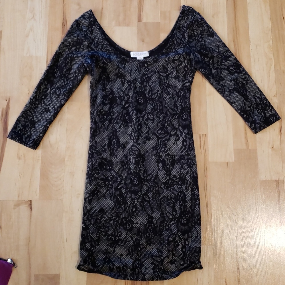 Short 3/4 sleeve fitted dress